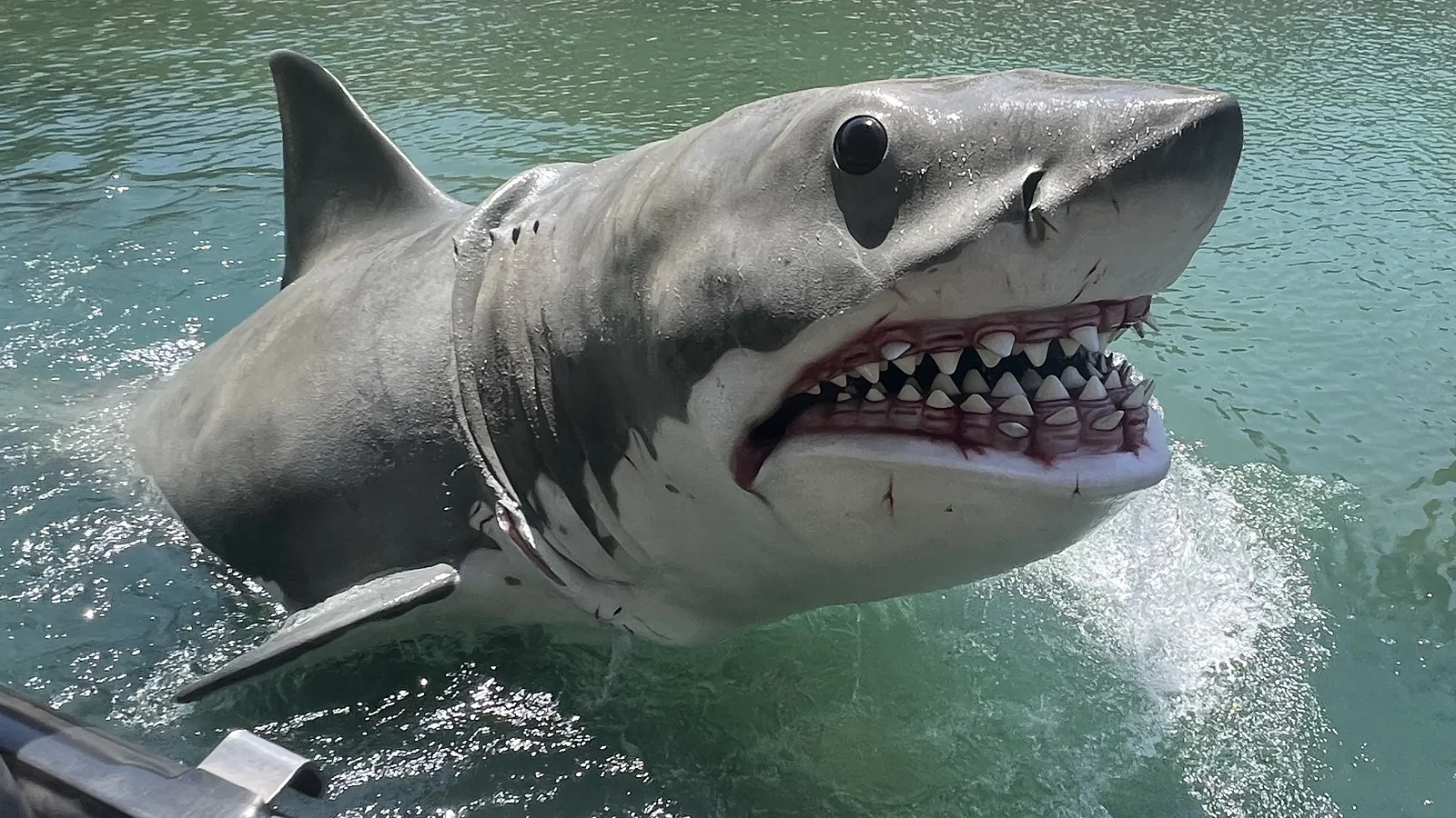 El motivo real por el que apenas vemos al tiburón en 'Tiburón' no fue genio creativo de Spielberg, fue que el tiburón no funcionaba