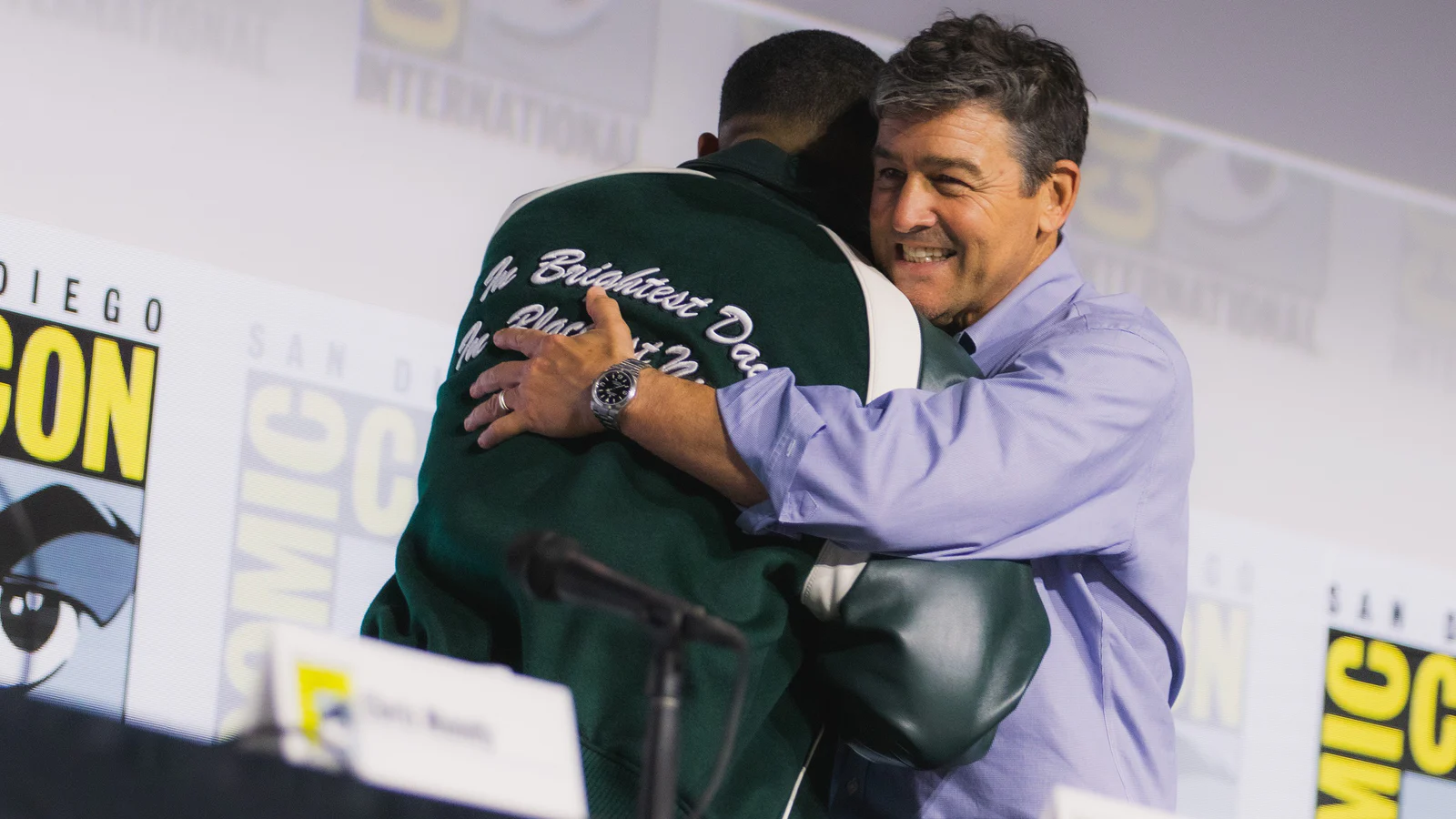 Aaron Pierre y Kyle Chandler presentando Linternas en la Comic-Con 2026