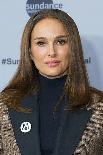 Natalie Portman y Jenna Ortega estrenan en cines la sátira negra 'The Gallerist' este diciembre