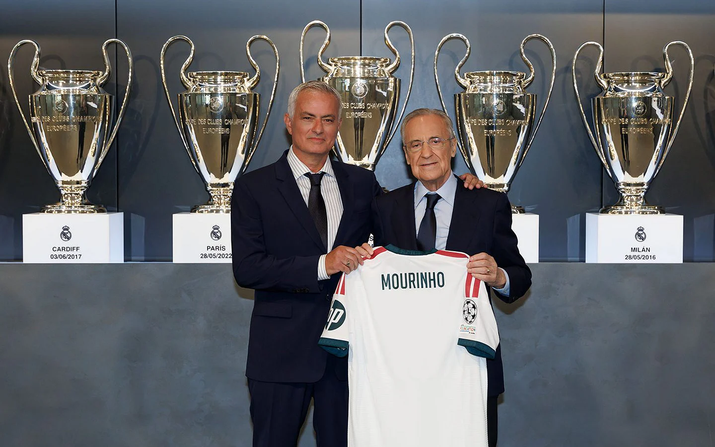 José Mourinho posa con la camiseta del Real Madrid junto a Florentino Pérez