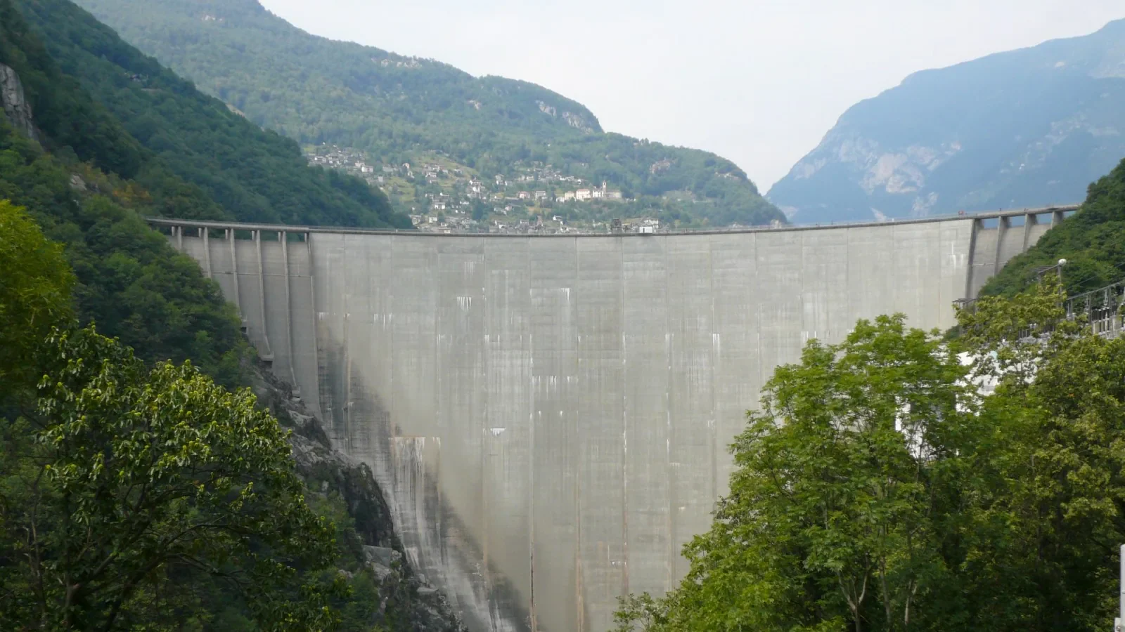 El salto al vacío con el que empieza 'GoldenEye' es real: un especialista se lanzó de verdad desde 220 metros para rodarlo