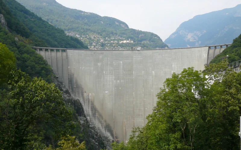 El salto al vacío con el que empieza 'GoldenEye' es real: un especialista se lanzó de verdad desde 220 metros para rodarlo
