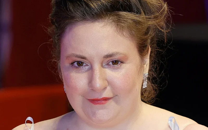 Lena Dunham, creadora de 'Girls', anuncia el nacimiento de su primera hija por gestación subrogada tras años hablando de su lucha con la endometriosis