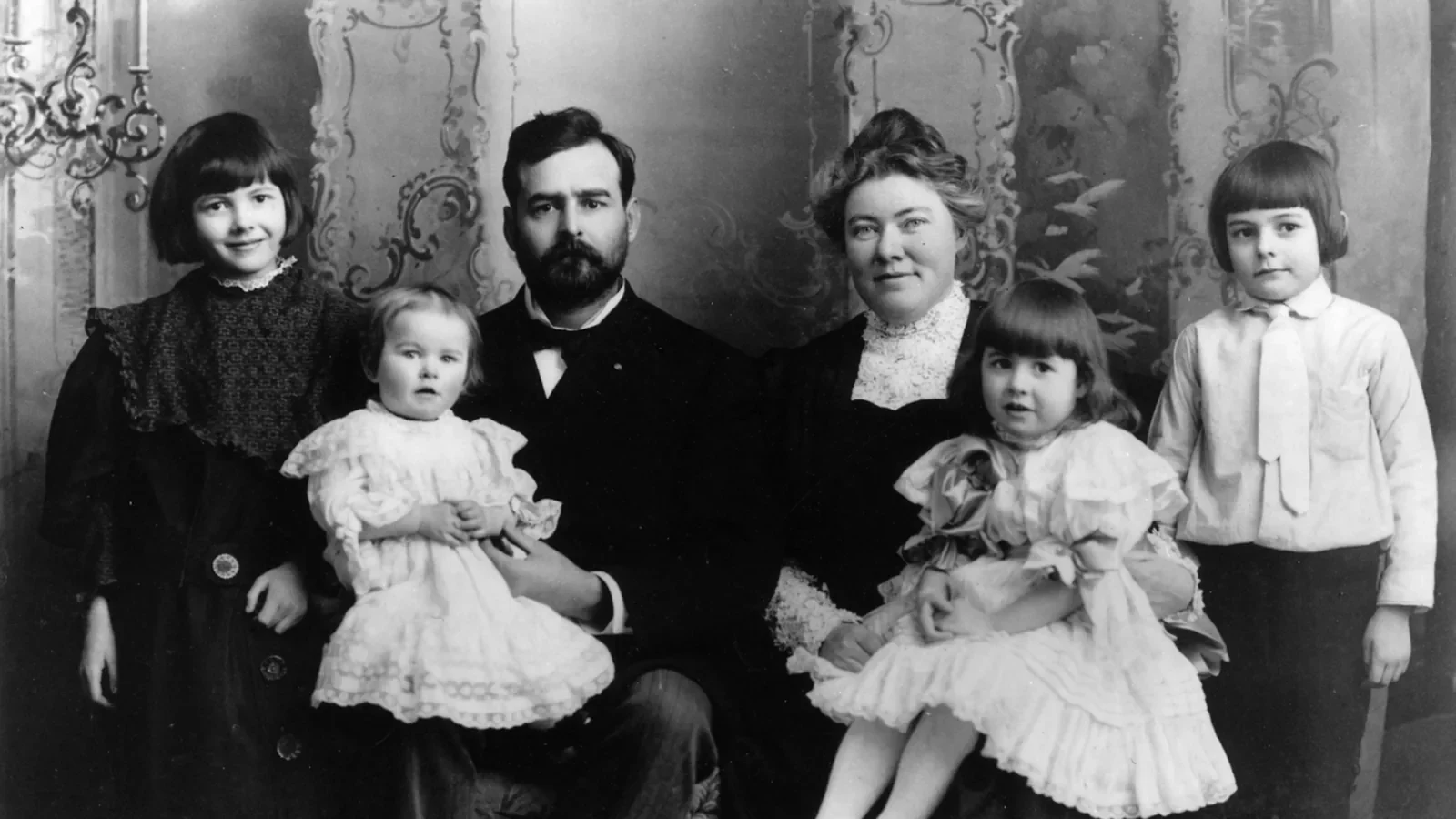 Ernest Hemingway, escritor: 'Hay dos clases de gente en el mundo: los que viajan ligeros y los que arrastran una carga imposible de olvidar'