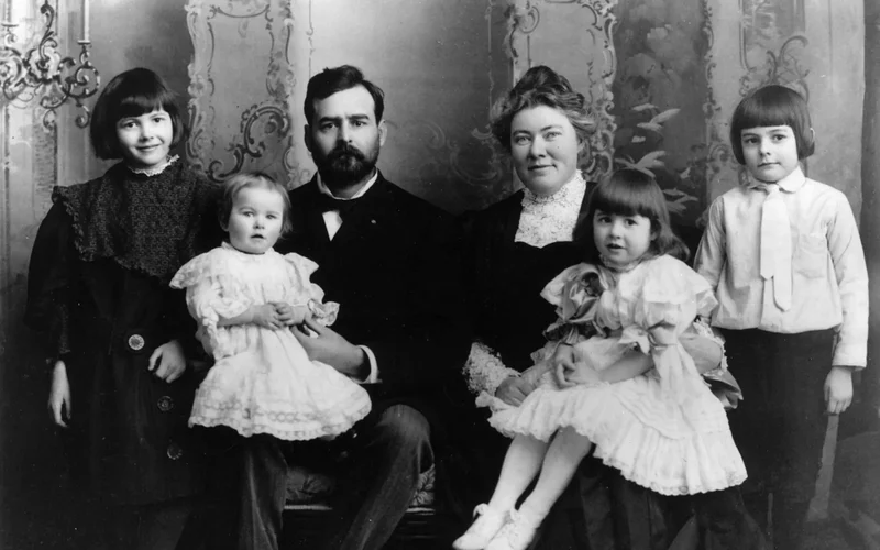 Ernest Hemingway, escritor: 'Hay dos clases de gente en el mundo: los que viajan ligeros y los que arrastran una carga imposible de olvidar'
