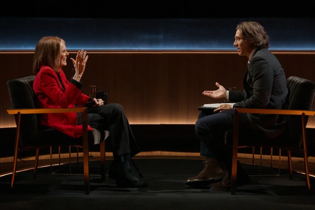 Gloria Steinem conversa con Brad Falchuk en 'Famous Last Words' (Netflix)