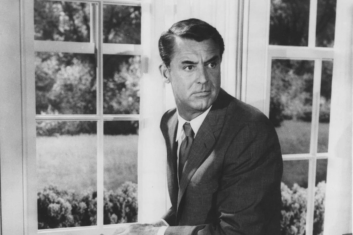 Cary Grant en un fotograma promocional de 'Con la muerte en los talones' (1959, MGM, dominio público)