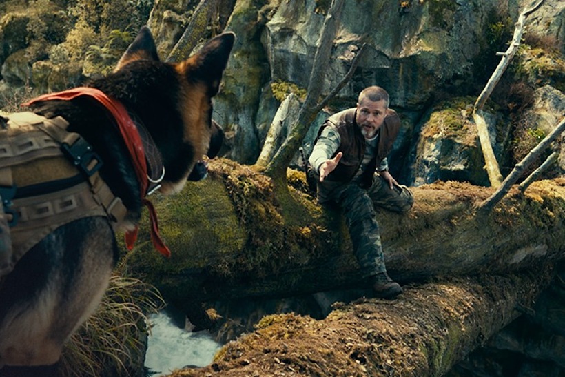 Brad Pitt y el perro Odin en 'Heart of the Beast' (Paramount Pictures)