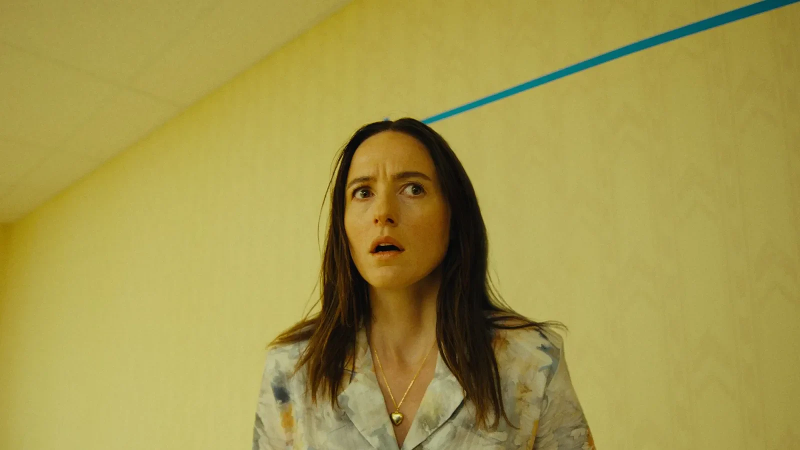 Fotograma oficial y sin texto de 'Backrooms' (2026, A24)
