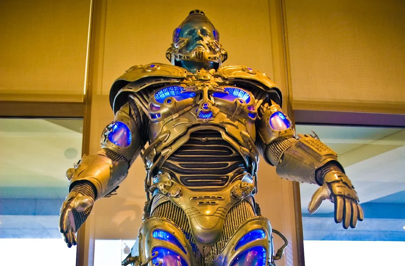 El traje real de Mr. Freeze que Arnold Schwarzenegger lució en 'Batman & Robin' (1997), expuesto con sus luces LED originales (Wikimedia Commons, CC BY-SA 2.0)