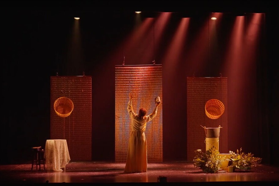 Escena de 'Josefina', con Natalia Zamora, en el Teatro Lara de Madrid (imagen de prensa oficial)