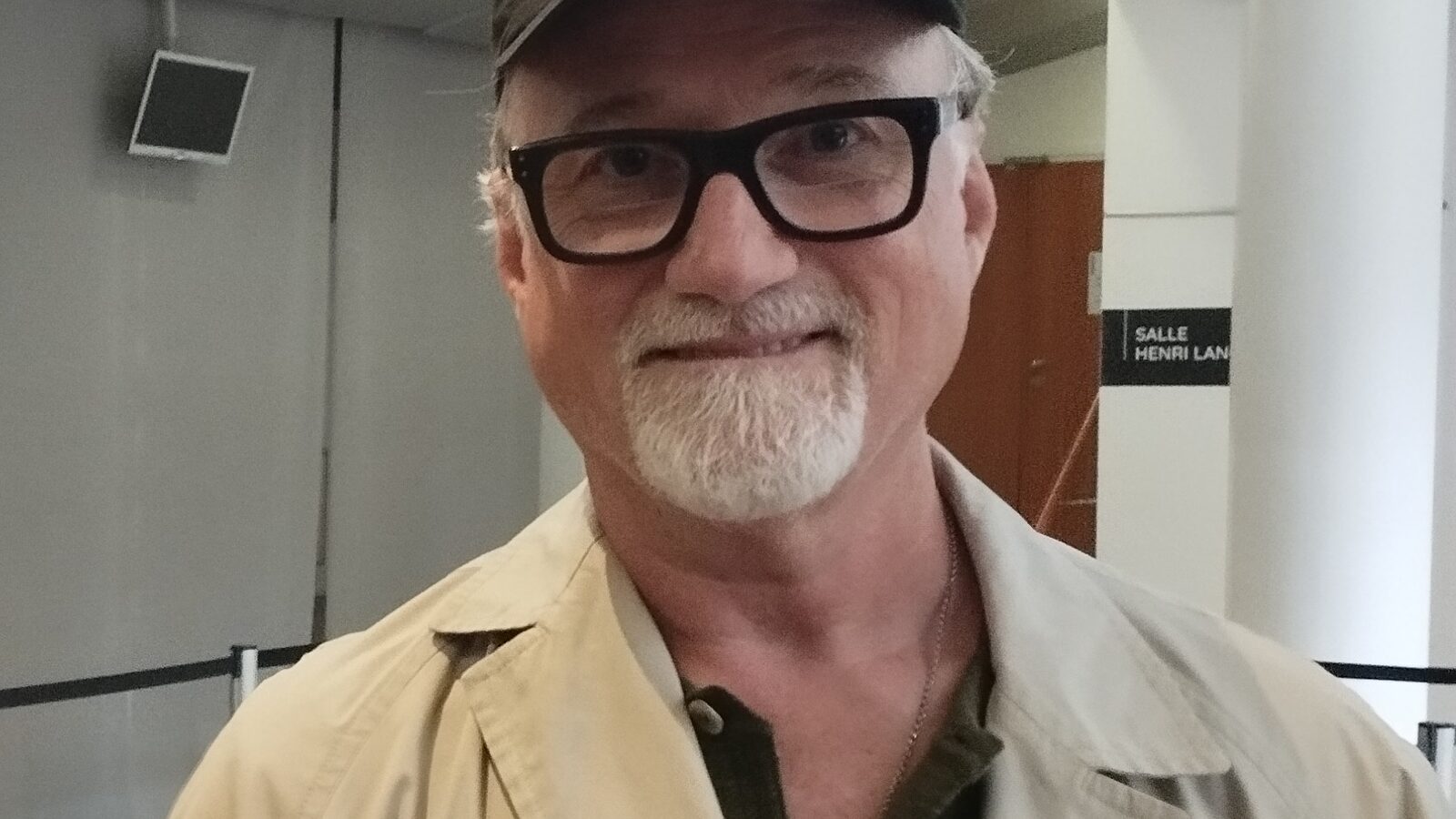 El director David Fincher, retratado en 2023 (CC BY-SA 4.0, Wikimedia Commons)