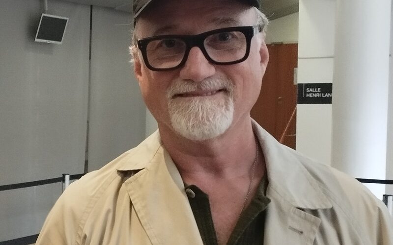 El director David Fincher, retratado en 2023 (CC BY-SA 4.0, Wikimedia Commons)