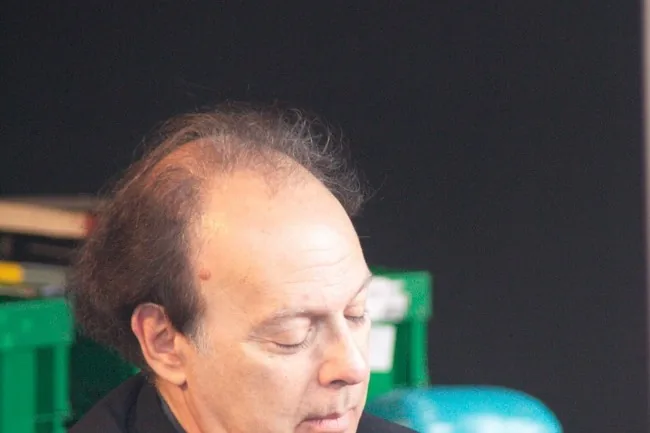 Javier Marías firmando ejemplares en una feria del libro (foto: Amadalvarez / Wikimedia Commons, CC BY-SA 4.0)