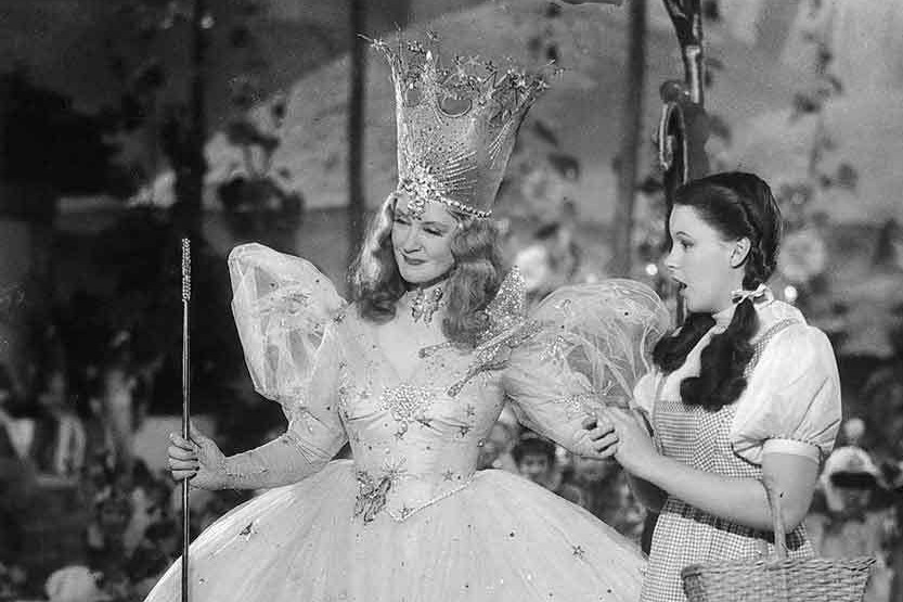 Judy Garland (Dorothy) y Billie Burke (Glinda) en 'El Mago de Oz' (1939), fotograma de promoción en dominio público (PD US no notice)