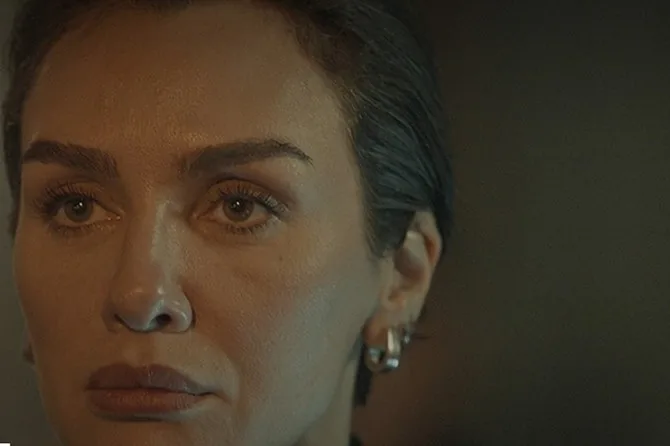 Birce Akalay como la comisaria Önem en 'Cementerio' (Mezarlık), tráiler oficial de Netflix