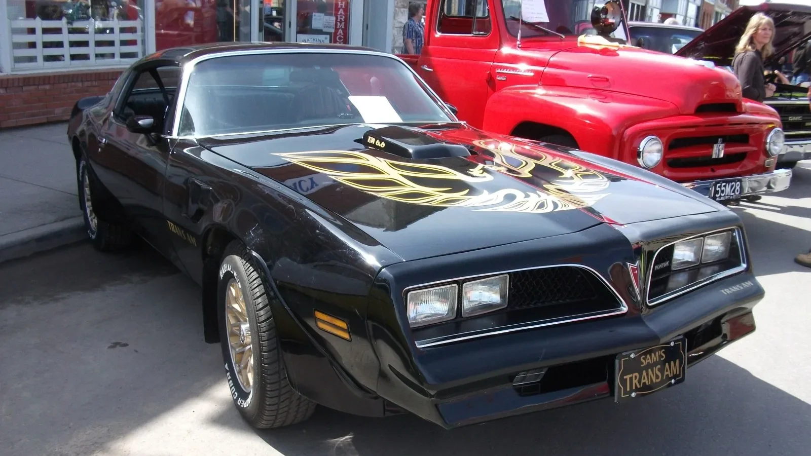 Pontiac Trans Am negro y dorado como el de 'Los caraduras' (1977), con el icónico 'screaming chicken' en el capó (Wikimedia Commons, CC BY 2.0)