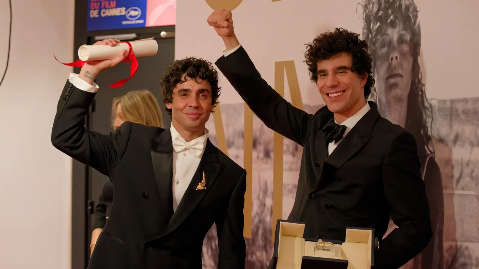 Javier Ambrossi y Javier Calvo (Los Javis) con su premio a Mejor Dirección en el Festival de Cannes 2026 (Kevin Payravi / WikiPortraits, Wikimedia Commons, CC BY-SA 4.0)