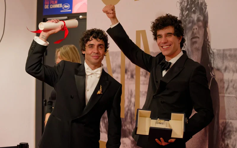 Javier Ambrossi y Javier Calvo (Los Javis) con su premio a Mejor Dirección en el Festival de Cannes 2026 (Kevin Payravi / WikiPortraits, Wikimedia Commons, CC BY-SA 4.0)