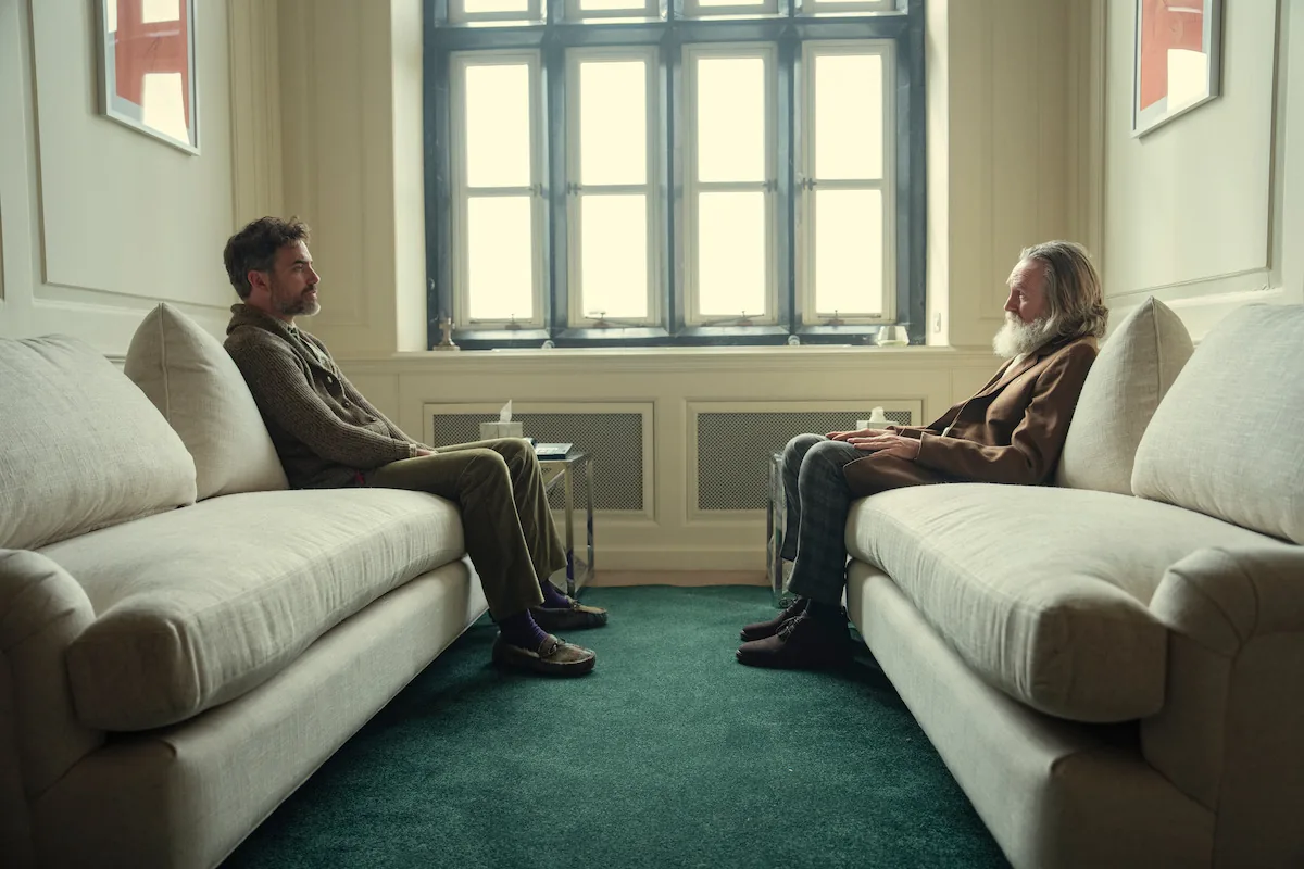 Freddy Horniman se enfrenta a Gospel John en el final de la temporada 2 de 'The Gentlemen: La serie' (Netflix)