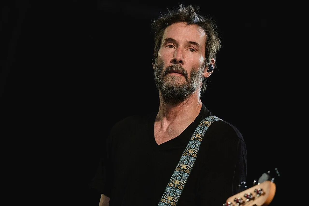 Keanu Reeves tocando el bajo con su banda Dogstar en el festival Tons of Rock 2026 (Birgit Fostervold, Wikimedia Commons, CC BY-SA 4.0)