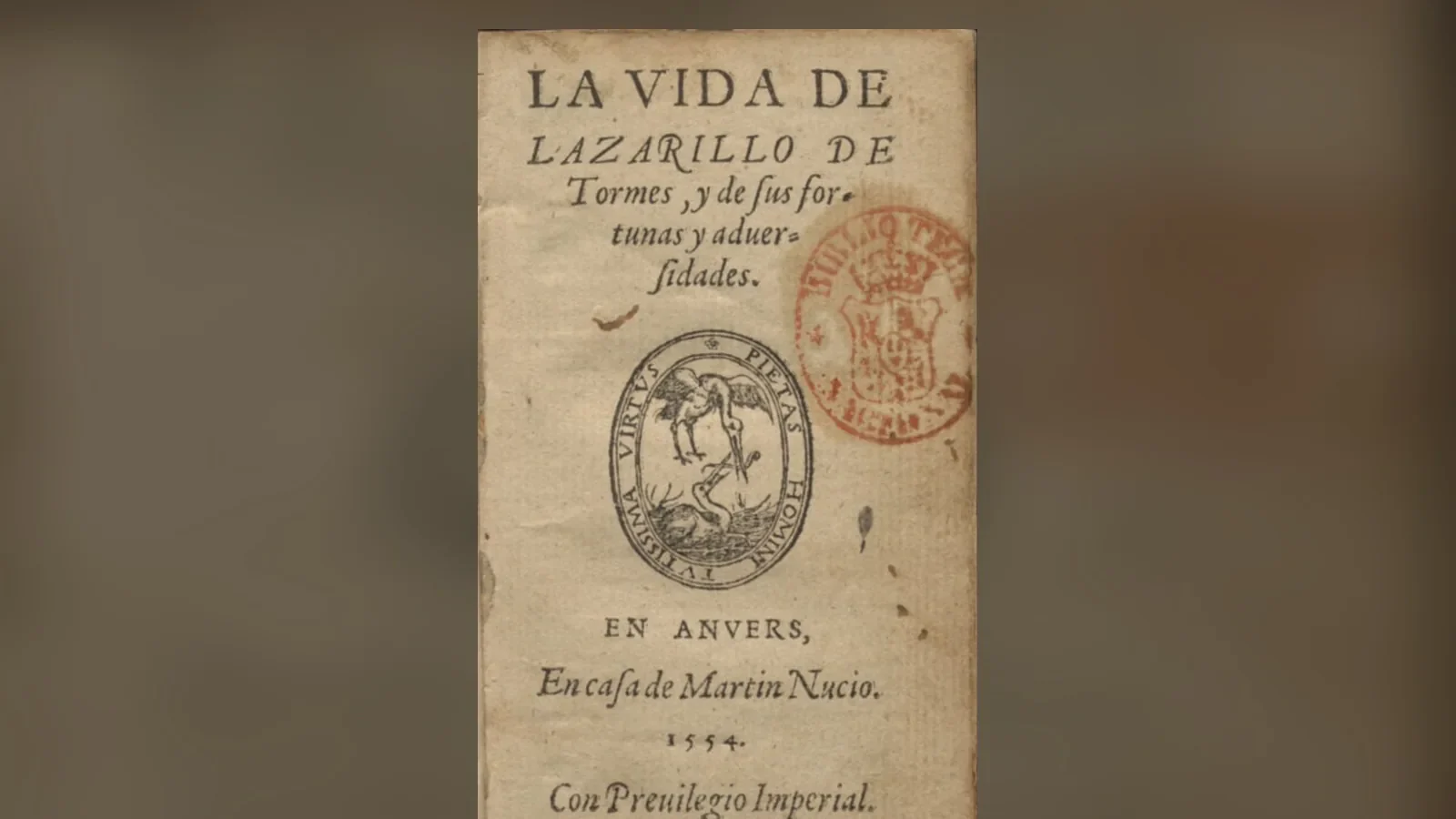 Un obrero encontró 10 libros escondidos dentro de un muro en un pueblo de Badajoz, y uno de ellos era una edición del Lazarillo de Tormes que nadie sabía que existía