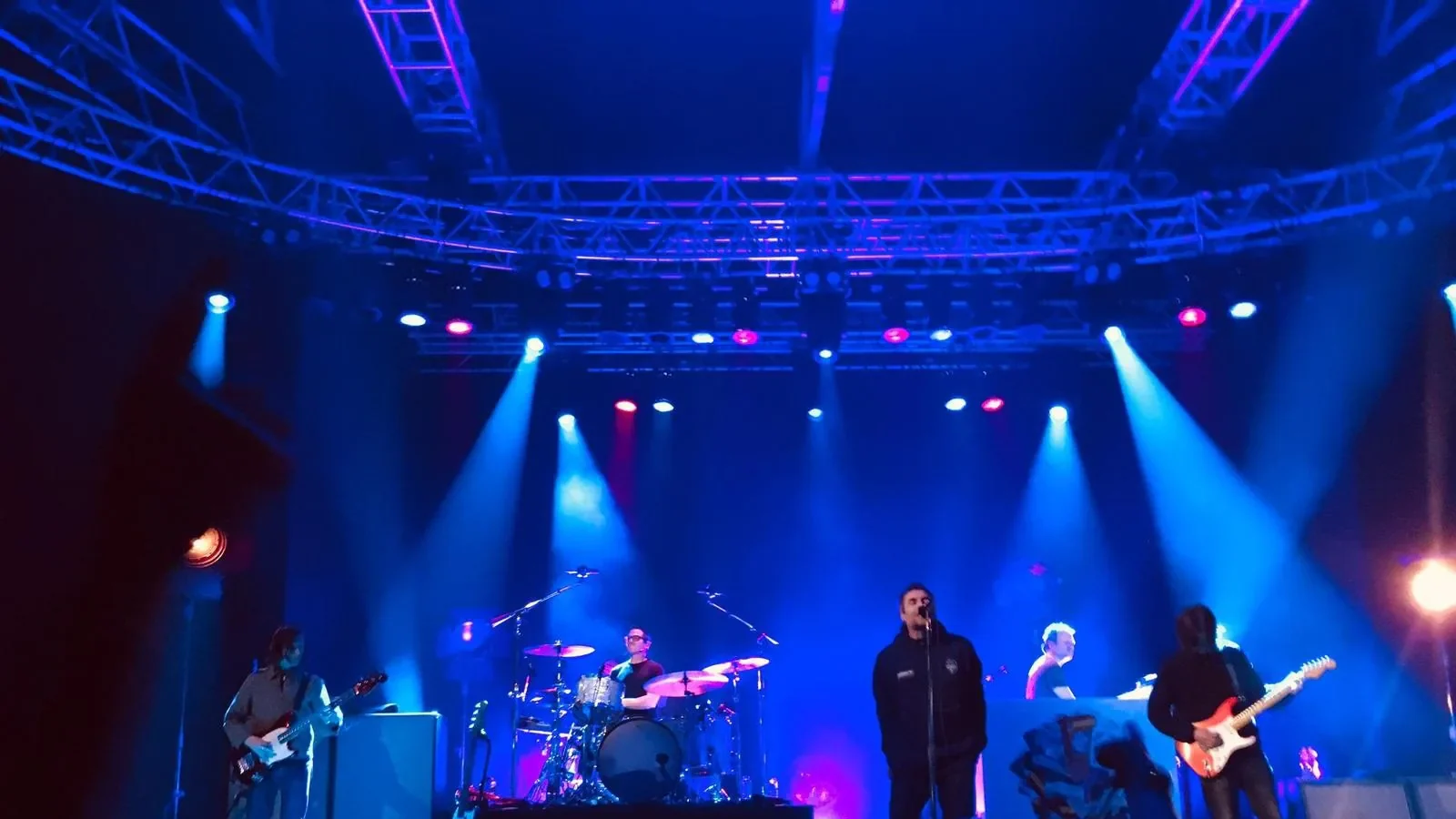El documental de la reunión de Oasis, recién estrenado en cines, coincide con el aviso de una posible gira 2027