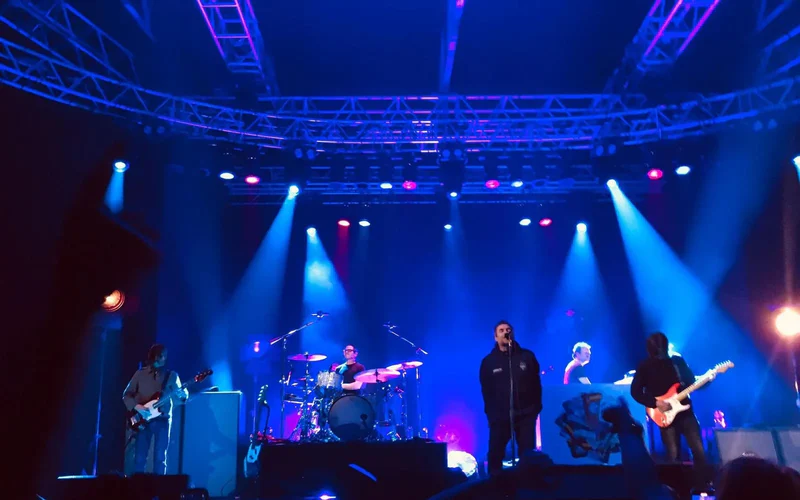 El documental de la reunión de Oasis, recién estrenado en cines, coincide con el aviso de una posible gira 2027