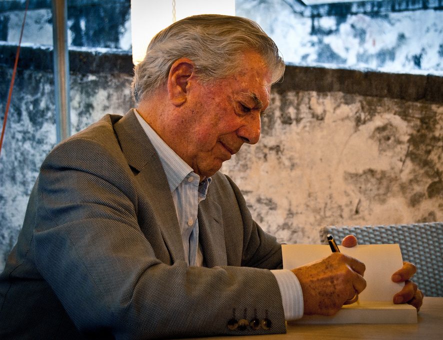 Mario Vargas Llosa, escritor: 'Aprender a leer es lo más importante que me ha pasado en la vida; casi setenta años después recuerdo con nitidez ese día mágico en que mi madre me enseñó las primeras letras'