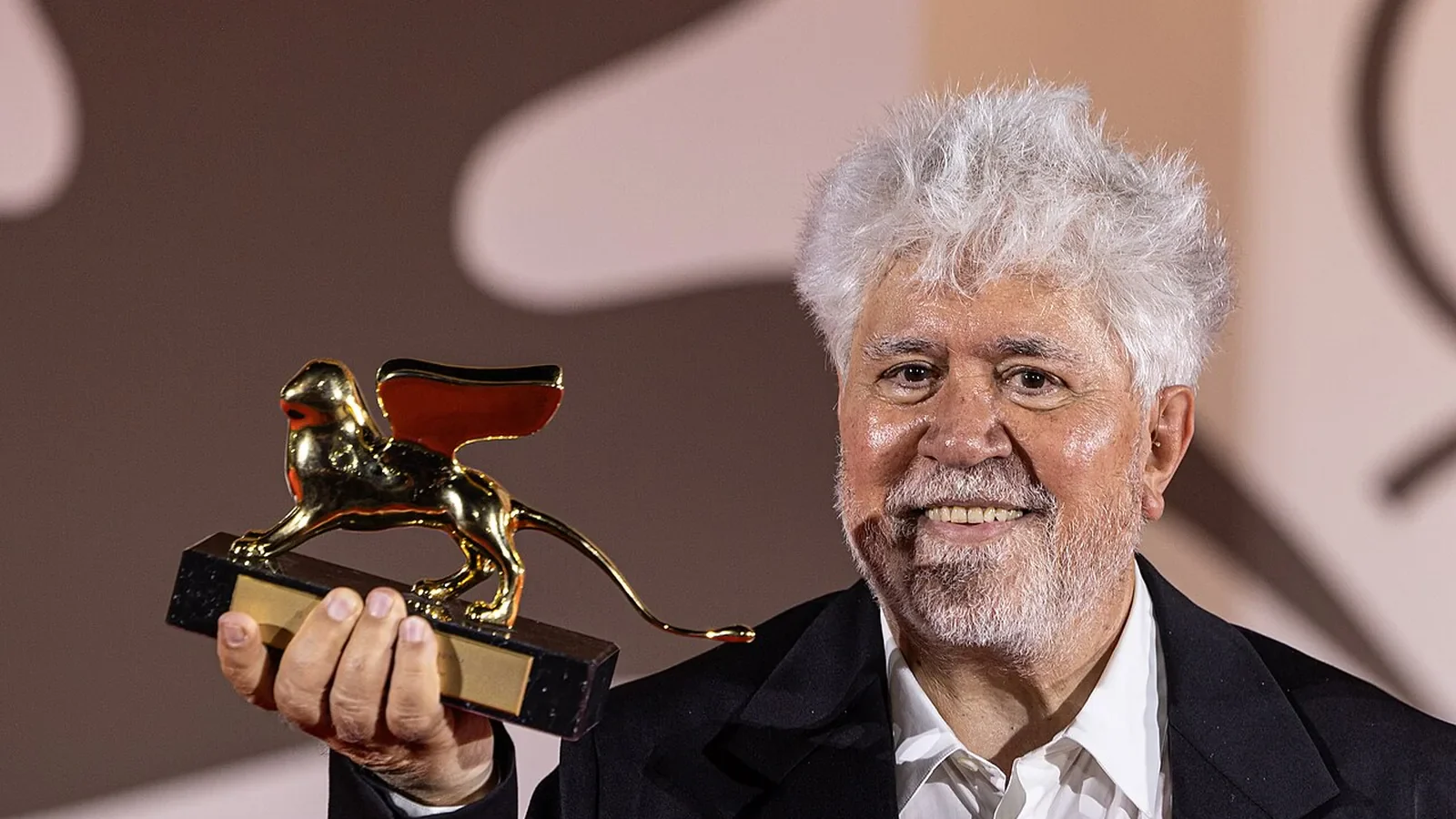 Pedro Almodóvar, director de cine: 'Para hacer buenas películas no hace falta tener un presupuesto millonario, sino una urgencia vital por contar algo que te quema por dentro'