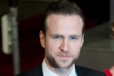 Rafe Spall será Arthur Weasley en la segunda temporada de 'Harry Potter' de HBO, junto a los nuevos Myrtle la Llorona y Colin Creevey