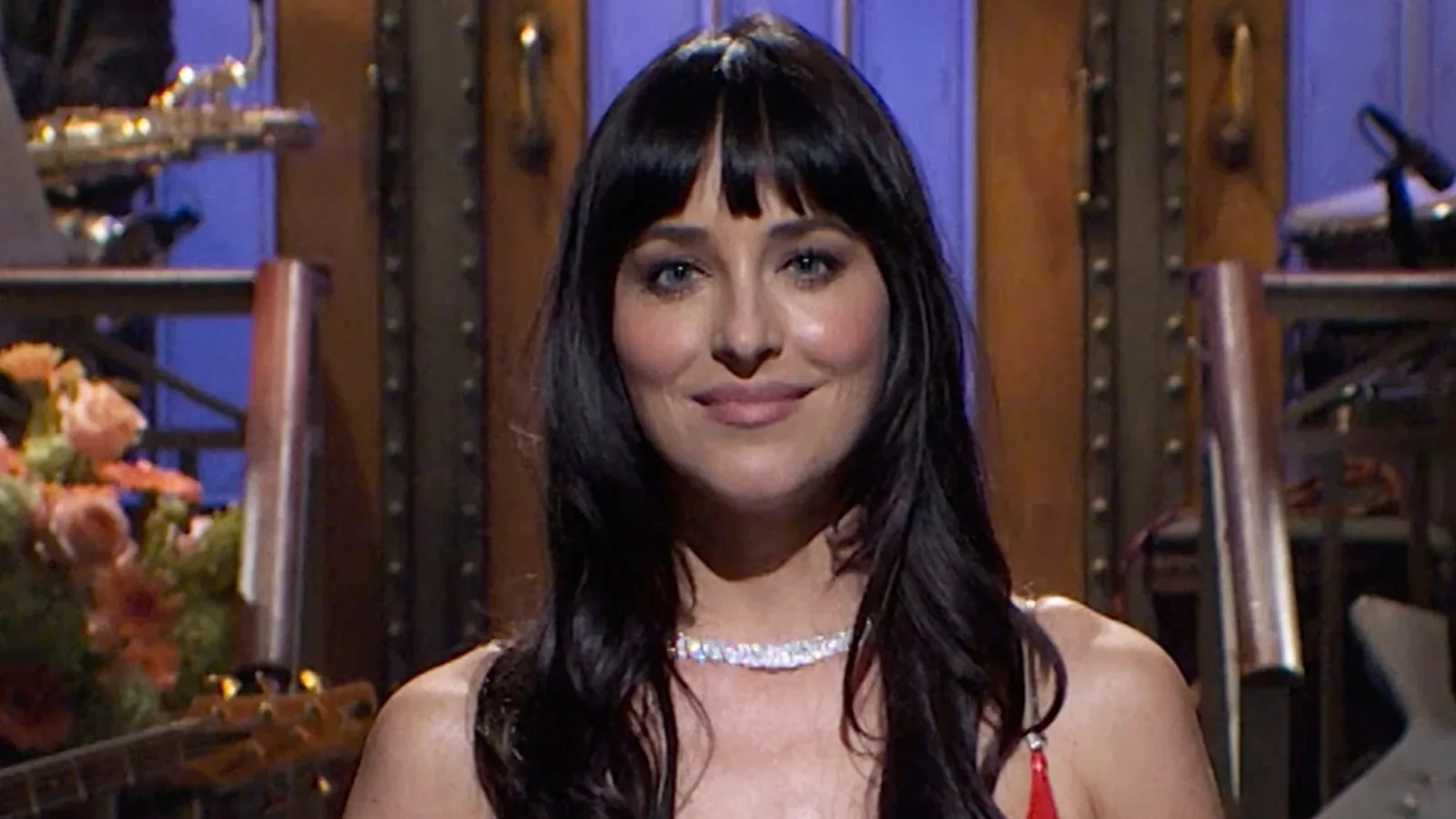 Taylor Swift se cuela en el monólogo de Dakota Johnson en 'SNL' para desmentir que sea su terapeuta