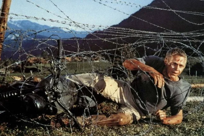 Steve McQueen persiguió a su propio personaje en moto en 'La gran evasión', disfrazado del soldado alemán que lo cazaba