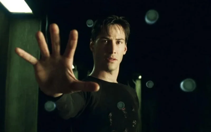 Cómo se rodó el esquive de balas de Neo en 'Matrix'