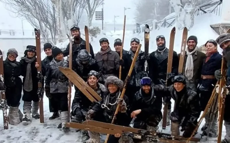Dónde y cómo se rodó la escena de la nieve de 'La Bola Negra': esquiadores de época a 3.000 metros en Sierra Nevada