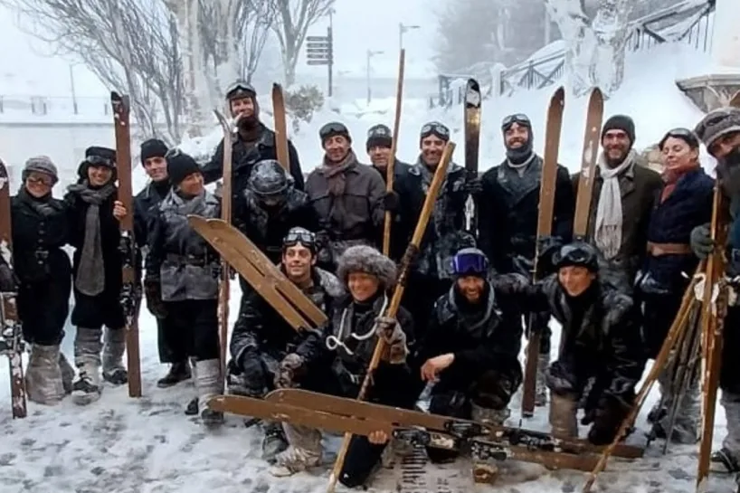 Dónde y cómo se rodó la escena de la nieve de 'La Bola Negra': esquiadores de época a 3.000 metros en Sierra Nevada