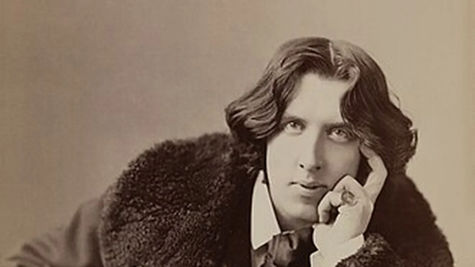 Oscar Wilde, escritor: 'Sé tú mismo, los demás puestos ya están ocupados' — una de las frases más célebres de la literatura universal que hoy choca frontalmente contra la tiranía del algoritmo y la autoexplotación digital