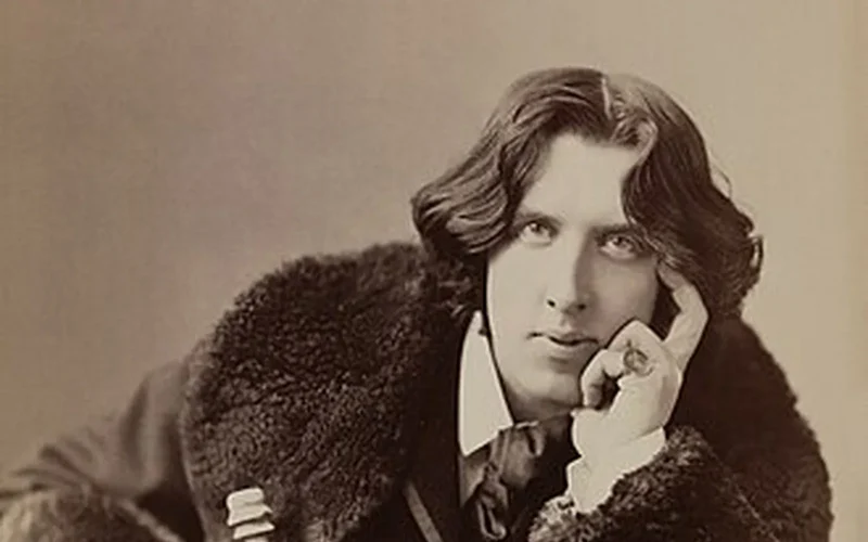 Oscar Wilde, escritor: 'Sé tú mismo, los demás puestos ya están ocupados' — una de las frases más célebres de la literatura universal que hoy choca frontalmente contra la tiranía del algoritmo y la autoexplotación digital