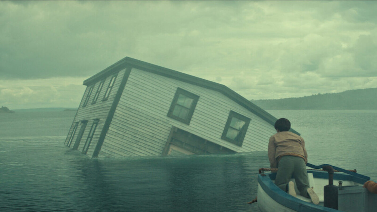 Escena de la miniserie Bajo la superficie (Below) en Netflix