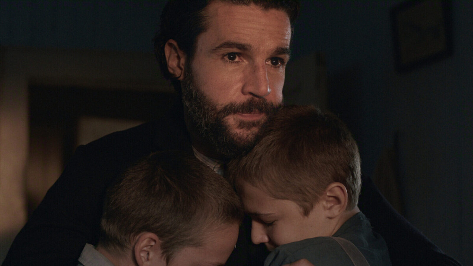 Fotografía oficial de la serie Al este del Edén en Netflix