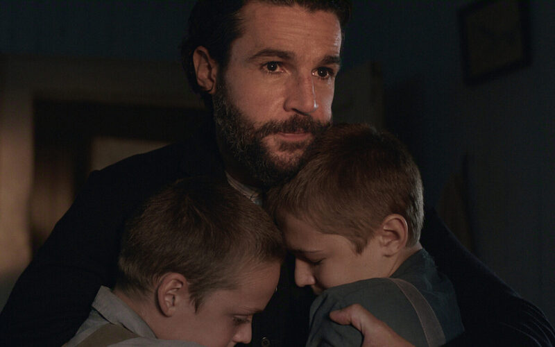 Fotografía oficial de la serie Al este del Edén en Netflix