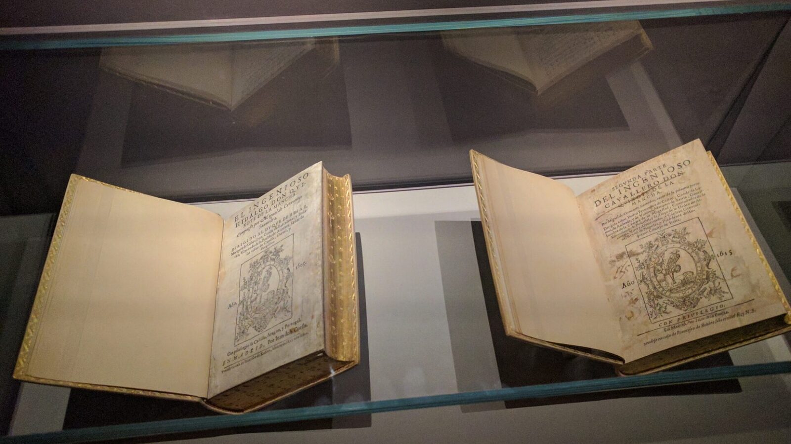Ejemplares originales de las dos partes del Quijote, Museo del Prado. Foto: Miguelazo84, CC BY-SA 4.0